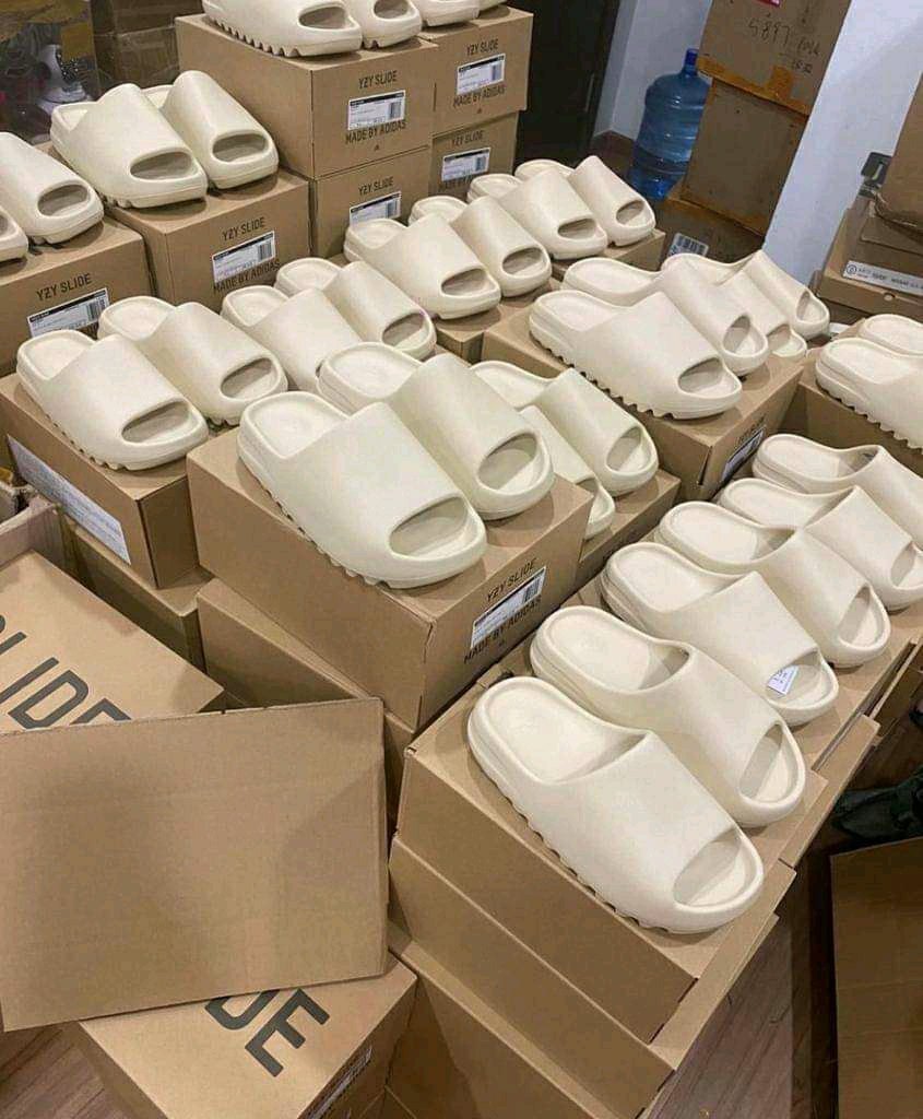 YEEZY SLIDES Pallets - Image 5