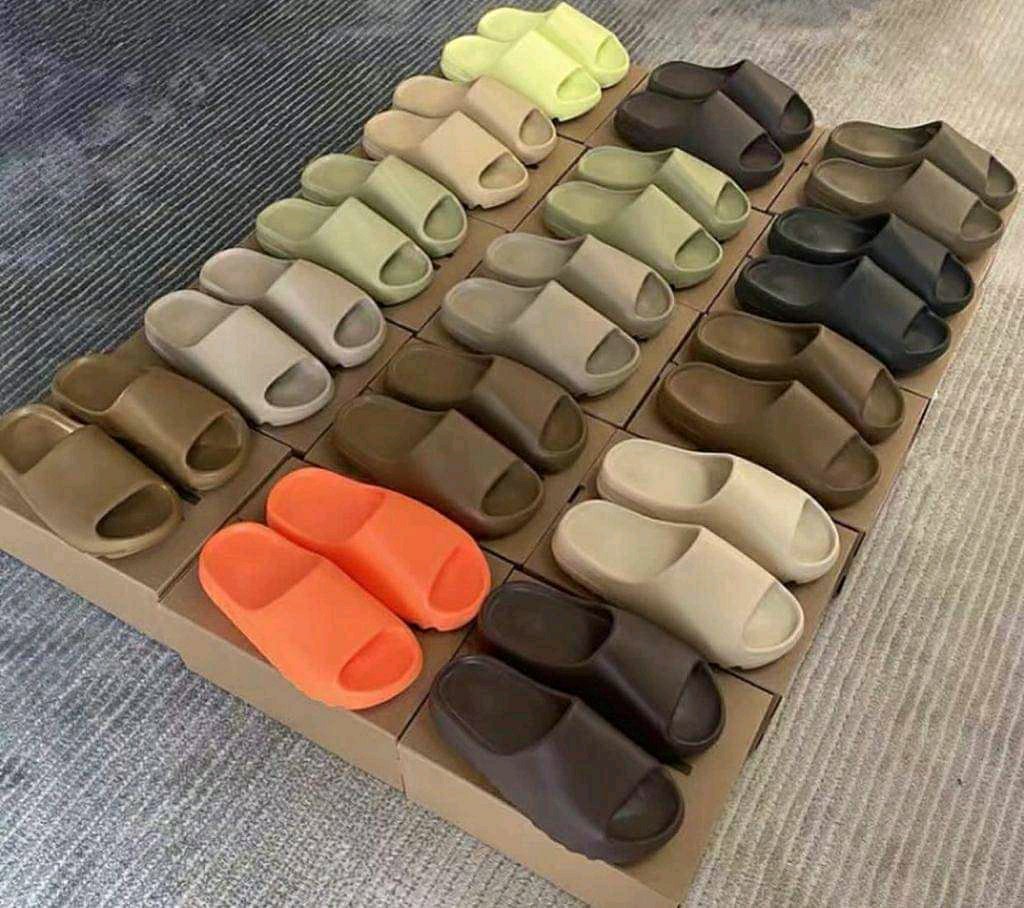 YEEZY SLIDES Pallets - Image 4