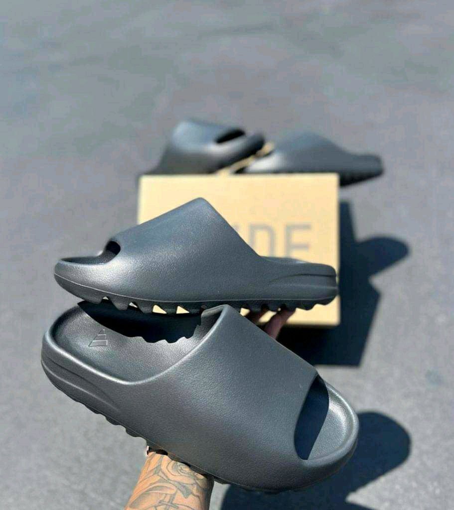 YEEZY SLIDES Pallets - Image 3