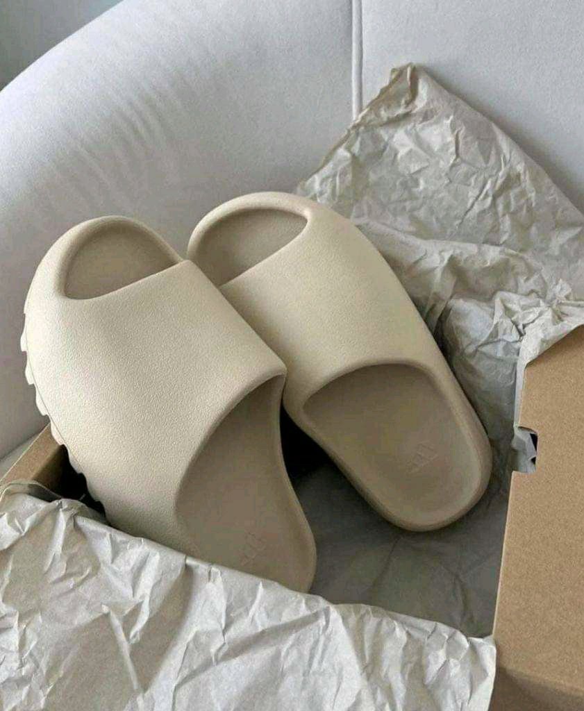 YEEZY SLIDES Pallets - Image 2